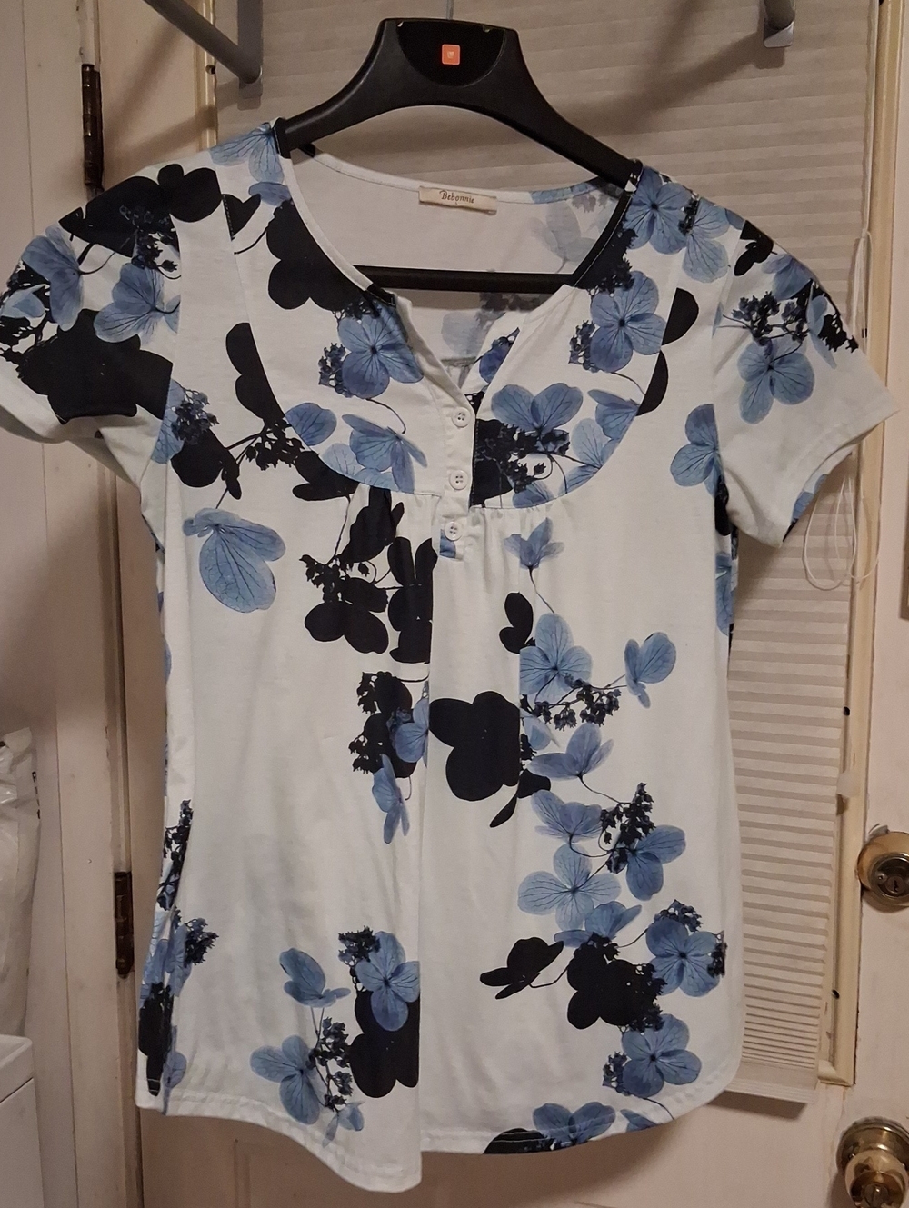 Women’s White Blue Floral Short-Sleeve Top